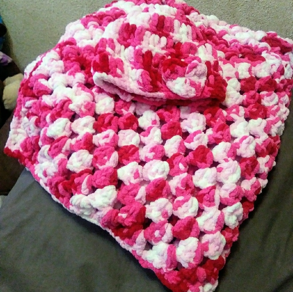 BRAND NEW HAND MADE BABY BLANKET AND HAT SET